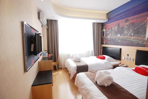 Tempat tidur dalam kamar di Thank Inn Chain Hotel Hebei Zhangjiakou Xuanhua District People Park