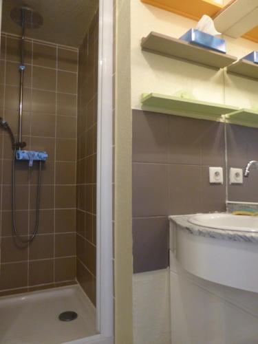 une salle de bain avec douche et lavabo dans l'établissement 5RB14 Appartement vue mer et proche plage, à Collioure