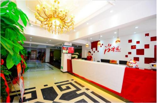 um átrio de um restaurante com um lustre em Thank Inn Chain Hotel Jiangsu Xuzhou South Zhongshan Road Shopping Mall em Xuzhou