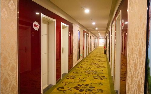 un couloir avec un tapis jaune dans un bâtiment dans l'établissement Thank Inn Chain Hotel Henan Anyang Linzhou Bus Station Taoyuan Avenue, à Linzhou