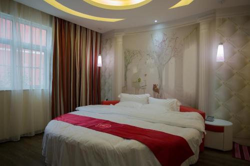 Tempat tidur dalam kamar di Thank Inn Plus Hotel Henan Luoyan Xigong District Wangcheng Avenue