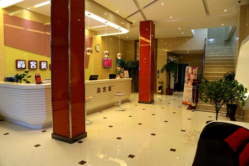 a lobby of a store with a checkout counter and a lobby at Thank Inn Chain Hotel Liaoning Anshan Haicheng Wanda in Yanjun