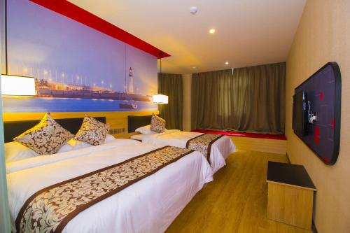 ein Hotelzimmer mit 2 Betten und einem Flachbild-TV in der Unterkunft Thank Inn Chain Hotel Shandong Weifang Changyi Tianshui Road in Changyi