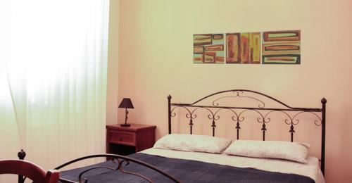una camera con un letto e una foto appesa al muro di La Vista del Taburno a Montesarchio