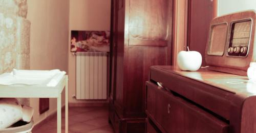 a bathroom with a sink and a microwave on a dresser at La Vista del Taburno in Montesarchio