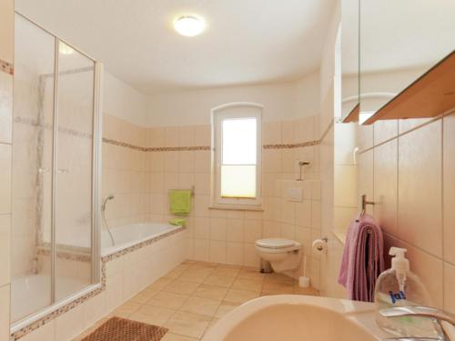 Ένα μπάνιο στο Gemütliche Ferienwohnung in Satow