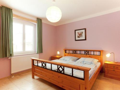 Un dormitorio con una cama grande y una ventana en Comfortable Holiday Home in Satow near Baltic Coast, en Satow