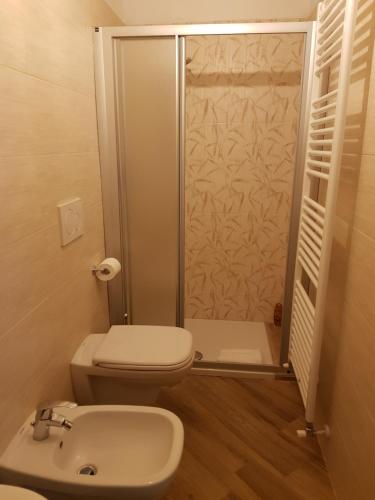 a small bathroom with a toilet and a shower at La Corte B&B in Candiolo