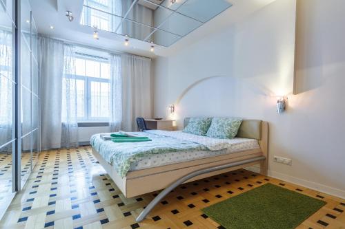 モスクワにあるFortEstate Leninskiyの白いベッドルーム(ベッド1台、窓付)