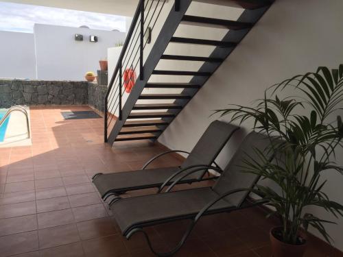 プラヤ・ブランカにあるVilla Rubicon Playaのパティオ(椅子2脚、階段の横の植物付)