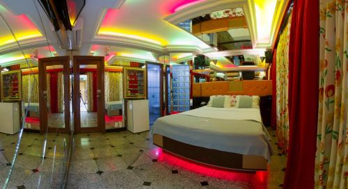 Cama ou camas em um quarto em Status Motel - Check In Livre