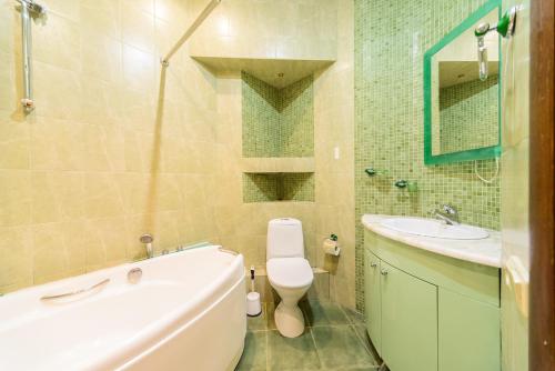 Kúpeľňa v ubytovaní 1-room apartments Kiev city center