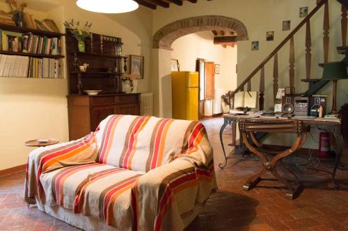 a living room with a couch and a desk at Agriturismo Podere San Pietro in Montepulciano