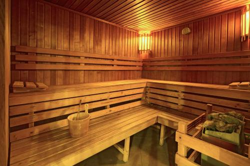una sauna de madera vacía con un cubo dentro en Theatrino Hotel, en Praga