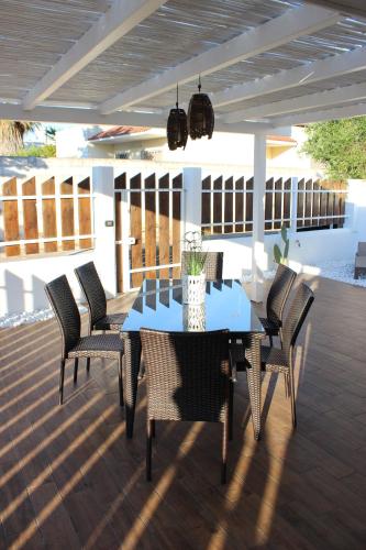 einen blauen Tisch und Stühle auf einer Terrasse in der Unterkunft White House Salento in Sant'Isidoro