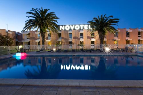 Novotel Perpignan Nord Rivesaltesの敷地内または近くにあるプール