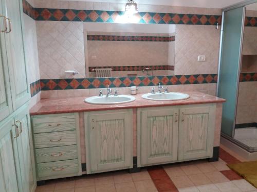 CorsanoにあるCasa salentoのバスルーム(洗面台2台、鏡付)