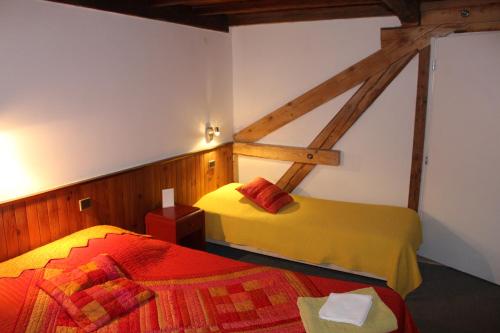 レ・コンタミンヌ・モンジョワにあるラ ジェリノットゥのベッド2台が備わる部屋