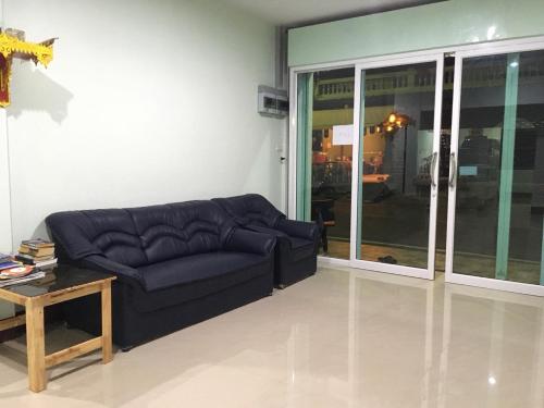 Ruang duduk di Y&N House