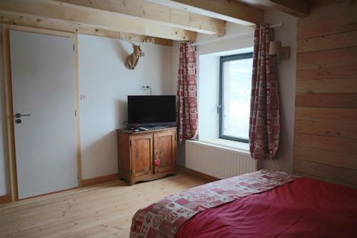 Televízia a/alebo spoločenská miestnosť v ubytovaní La Ferme sous les Hiez