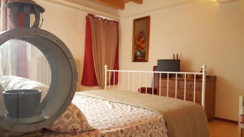 フェラーラにあるCasa Di Ariannaのベッドルーム(ベッド1台、鏡付)