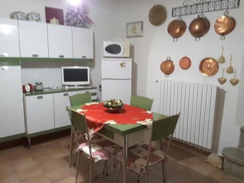 una cucina con tavolo e tovaglia rossa di Casa Fermina a 5 minuti da Sulmona a Introdacqua
