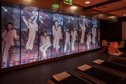 a room with a large painting on the wall at Arena Franz Ferdinand Nassfeld in Tröpolach