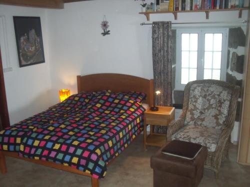 Lajes das FloresにあるCasa Biancaのベッドルーム1室(ベッド1台、椅子、窓付)