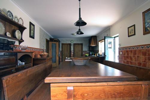 サン・マルティーニョ・ド・ポルトにあるParadise Valley Houseのキッチン(大きな木製テーブル付)