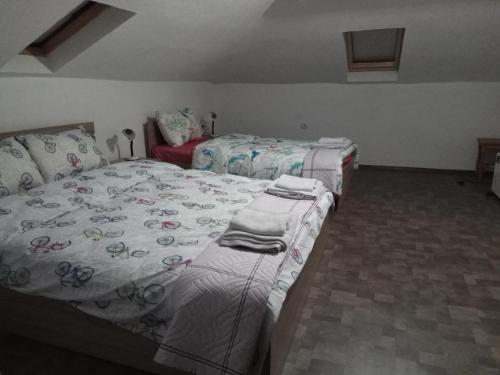 um quarto com 2 camas e uma saia-cama em Yellow House em Smolyan