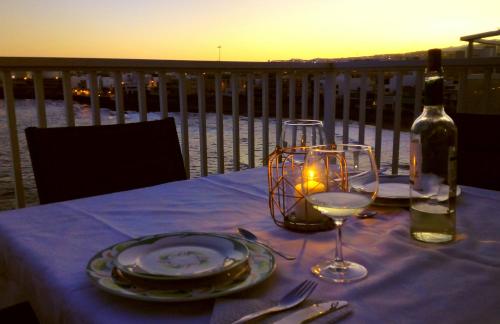 テルデにあるSalinetas Terraza Playaのワイン1本とグラス1杯付きのテーブル