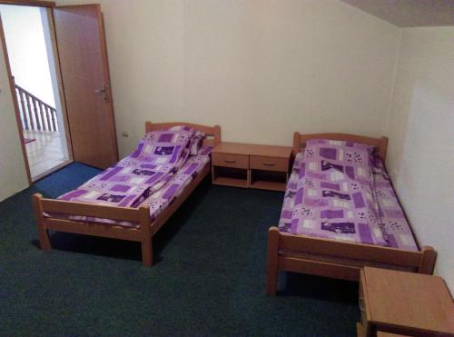 Giường trong phòng chung tại Apartman Kovacevic