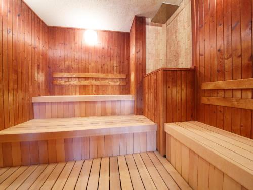 uma sauna com paredes e pisos em madeira em APA Hotel Chiba Yachiyo Midorigaoka em Yachiyo
