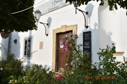 Το κτήριο όπου στεγάζεται  το κάμπινγκ