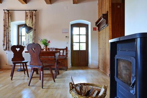 A seating area at Bagolyvár Fogadó- Újfalusy Márton Vendégház