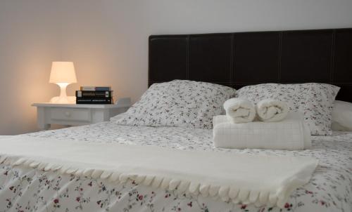 a bedroom with a large bed with two towels at Apartamento La Gaviota in Playa Honda