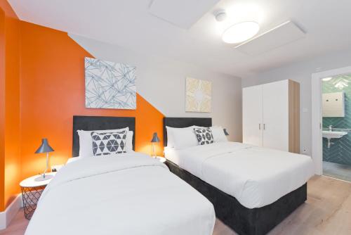 Temple Bar Crown Square Apartments tesisinde bir odada yatak veya yataklar