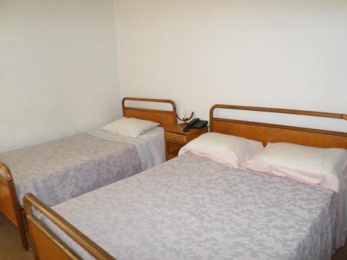 Zimmer mit 2 Betten und Telefon. in der Unterkunft Rustico & Singelo - Hotelaria e Restauração, Lda in Vila Real