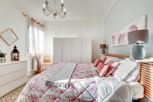 ヴェネツィアにあるCa' Artisti-S.Margheritaの白いベッドルーム(ピンクの枕が付いた大型ベッド付)