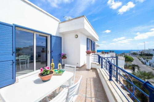 a balcony with a view of the ocean at Deliziosi Appartamenti Sul Mare in Leuca