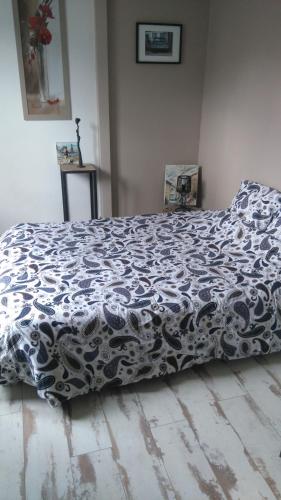 Кровать или кровати в номере Chambre privée dans une maison avec jardin