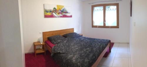 1 dormitorio con cama y ventana en Horizon Vauban en Briançon