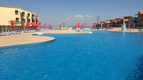 The swimming pool at or close to Studio chalet Porto South Beach families