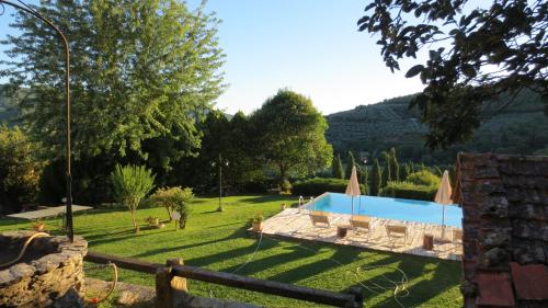 Agriturismo La Fenice في كاستيجليون فيورنتينو: اطلالة على حديقة مع مسبح
