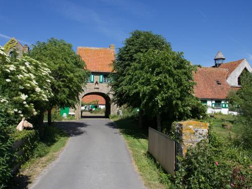 a road leading to a house with an archway at Bladelijn in Lampernisse