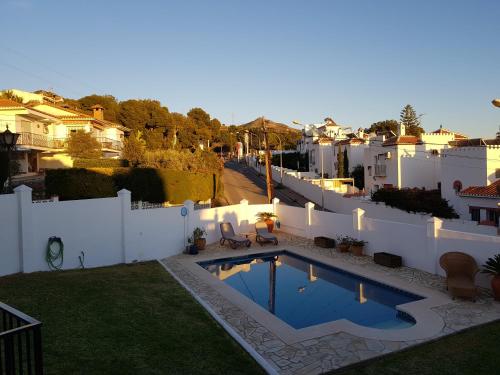 a swimming pool in the backyard of a house at Villa - zeezicht, zwembad in Nerja