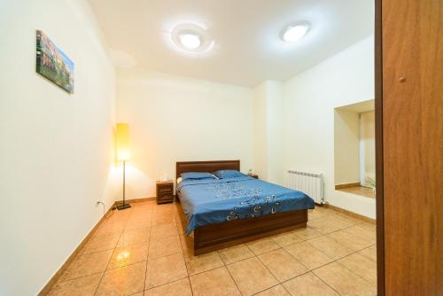 Кровать или кровати в номере Apartment at Malaya Zhytomyrska 5