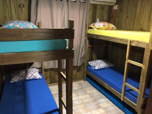 - deux lits superposés dans une chambre dans l'établissement Recanto do Tedo, à Bombinhas