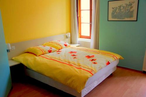 Ein Bett oder Betten in einem Zimmer der Unterkunft Hôtel de l'ours