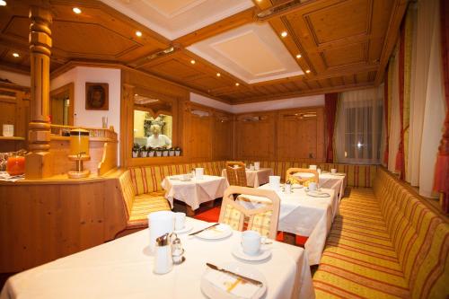 A restaurant or other place to eat at Hotel Garni Schmid